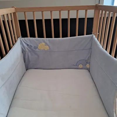 Tour de lit bleu pâle 